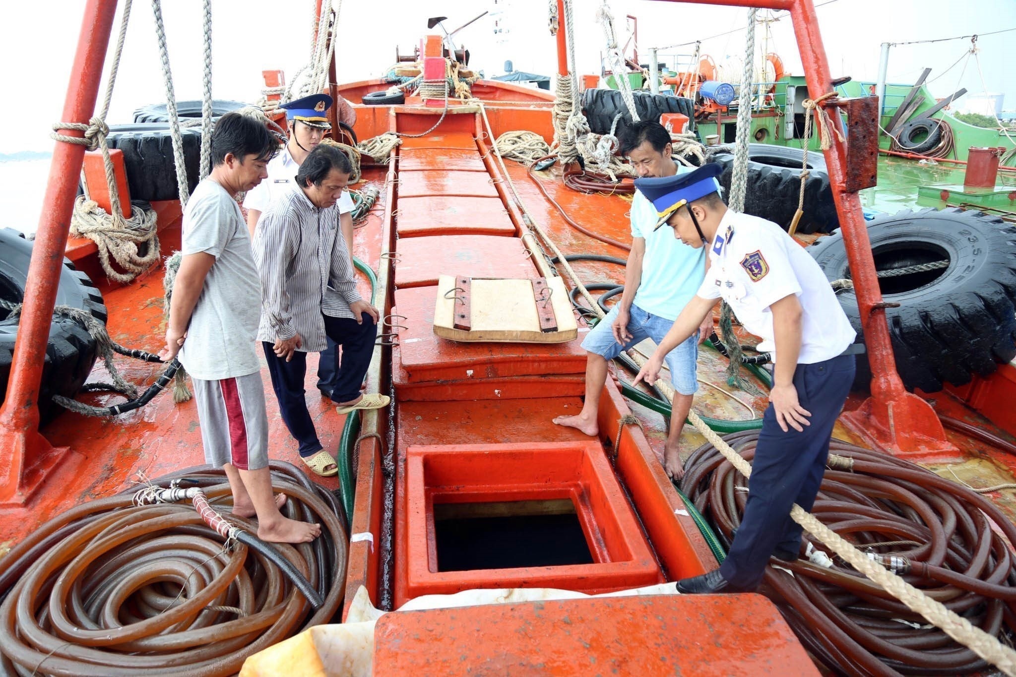 Lien tuc phat hien tau cho dau khong ro nguon goc hinh anh