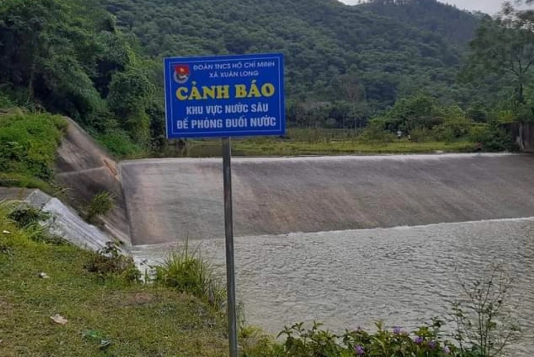 Sinh vien dai hoc cung hai chau be chet duoi khi tam o dap tran hinh anh