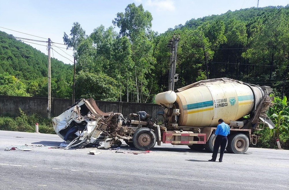 Xe bon nat bet sau cu va cham voi xe khach anh 1