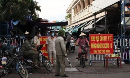 Truong ban bao ve dan pho chiem dung tien chong dich Covid-19 hinh anh