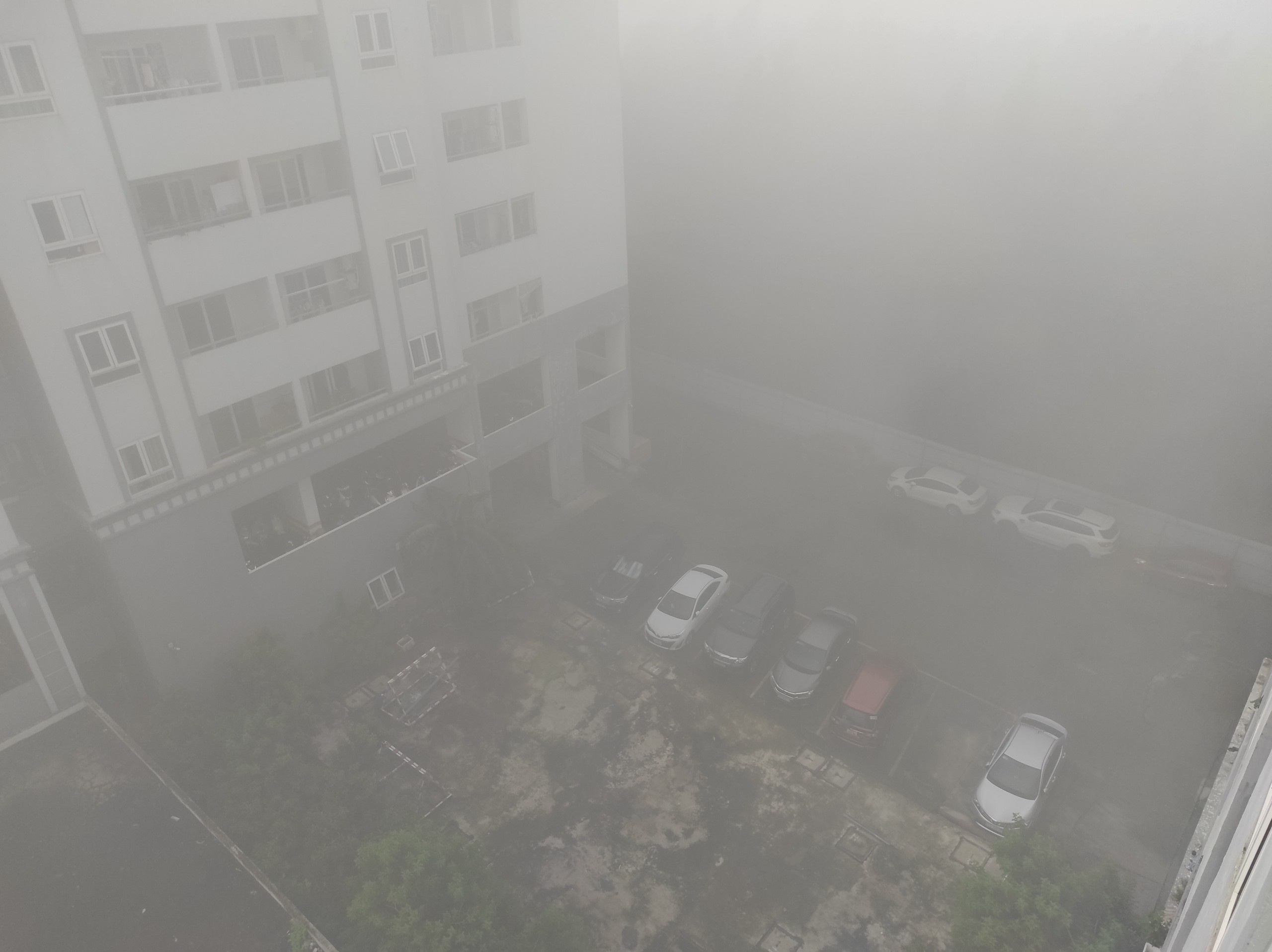 Nhieu nha cao tang tai TP.HCM 'mat hut' trong suong mu anh 1