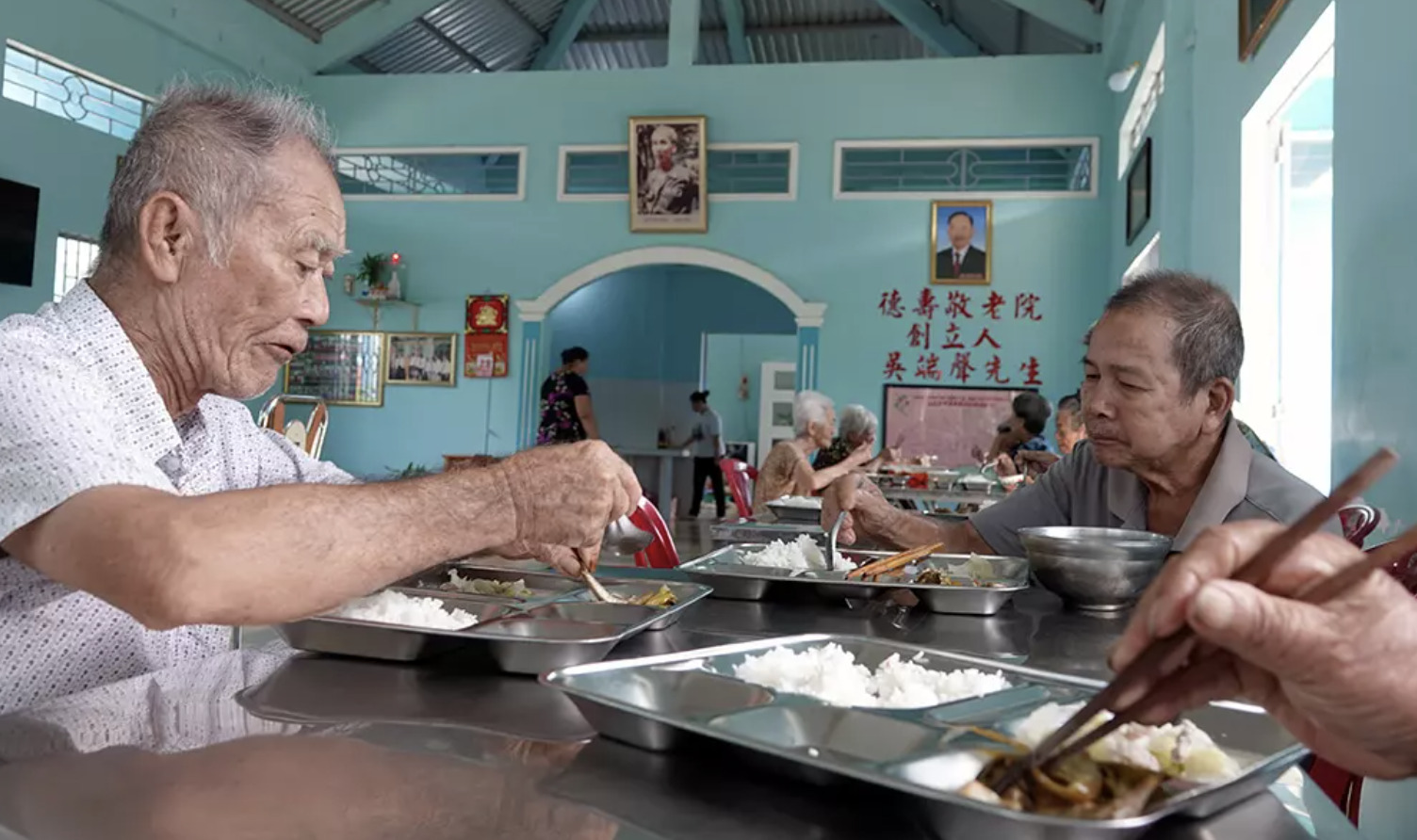 Nguoi dan ong chi 400 luong vang xay nha nuoi hang tram cu gia anh 2