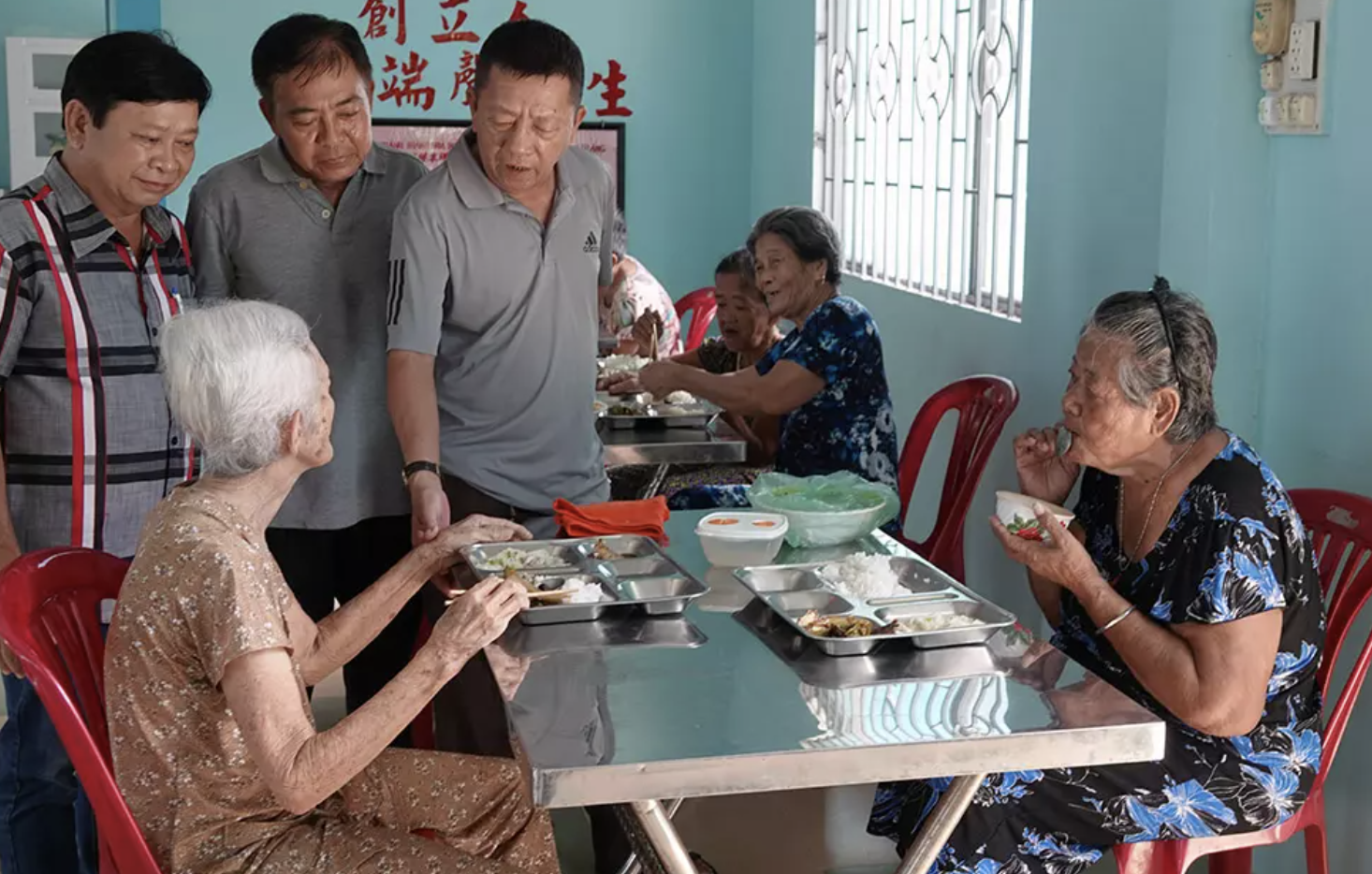 Nguoi dan ong chi 400 luong vang xay nha nuoi hang tram cu gia anh 3