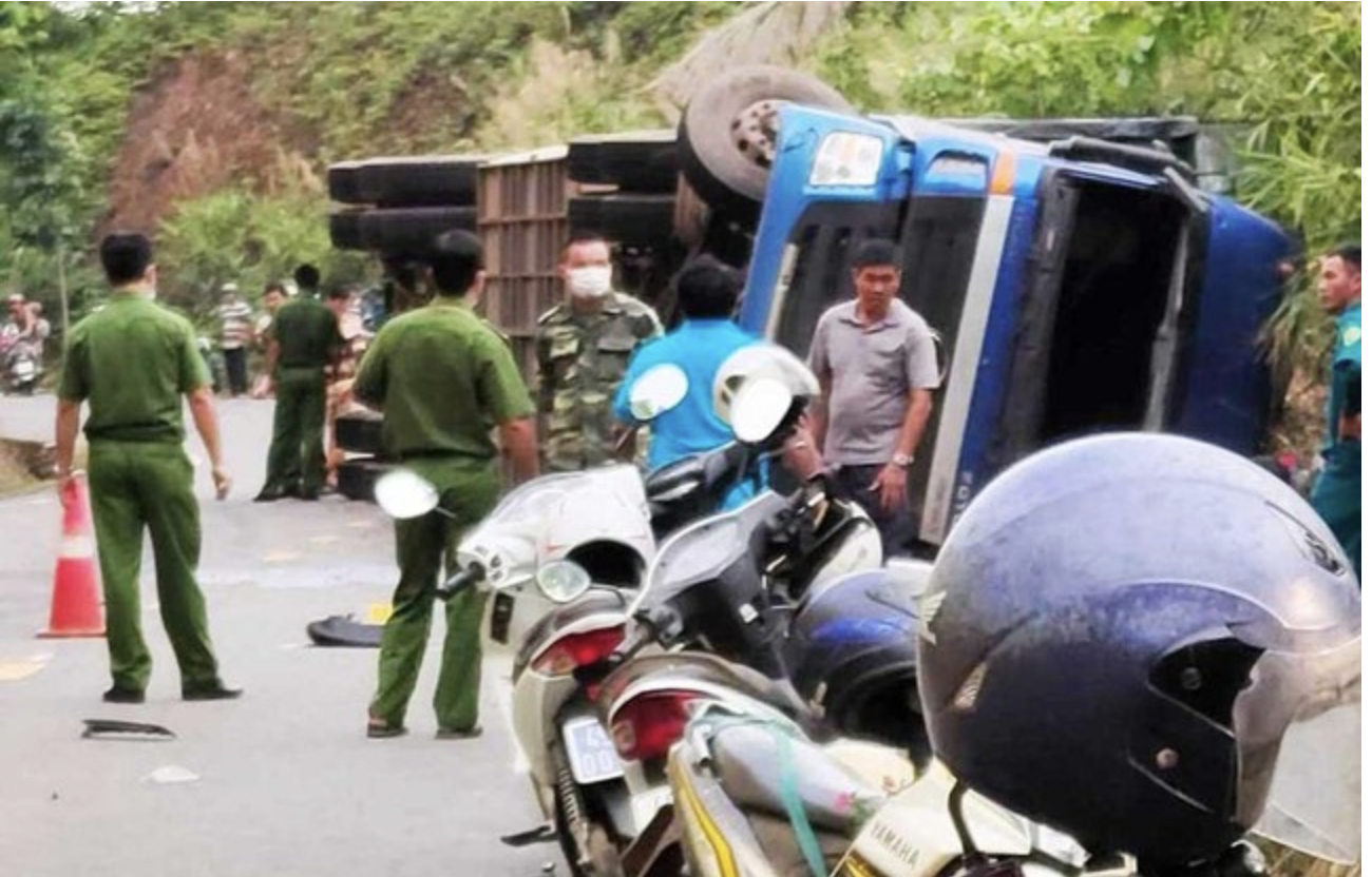 Xe container lat tren deo Con O, de chet hai nguoi hinh anh