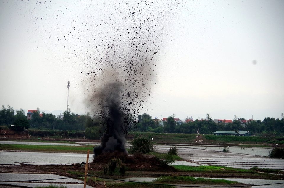 No vat nghi bom bi, 2 tre em bi thuong nang hinh anh