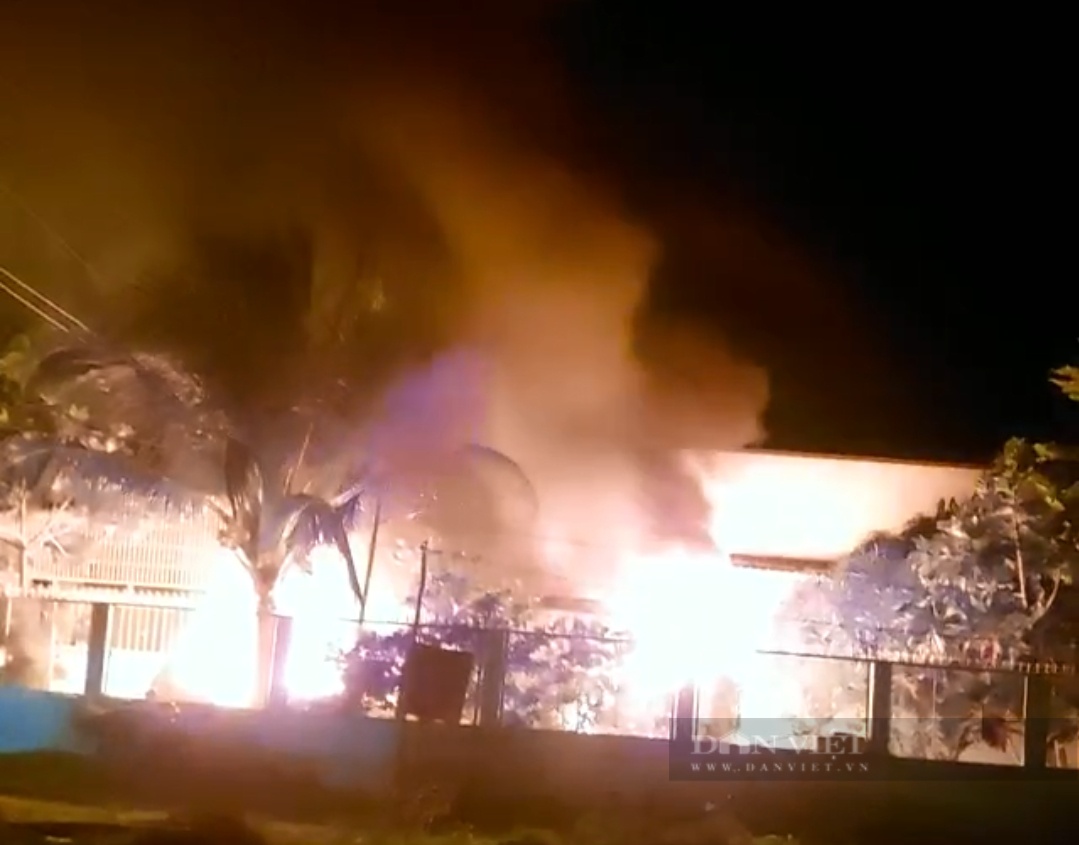 Lua bung chay trong can nha dong cua, thieu rui 2 oto hinh anh