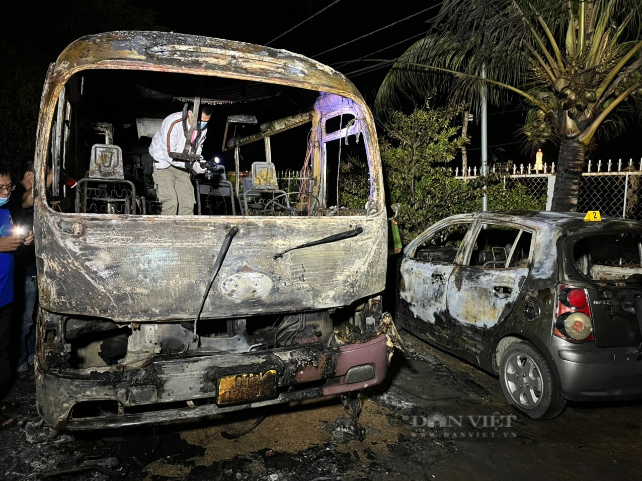 Lua bung chay trong can nha dong cua,  thieu rui 2 oto anh 2