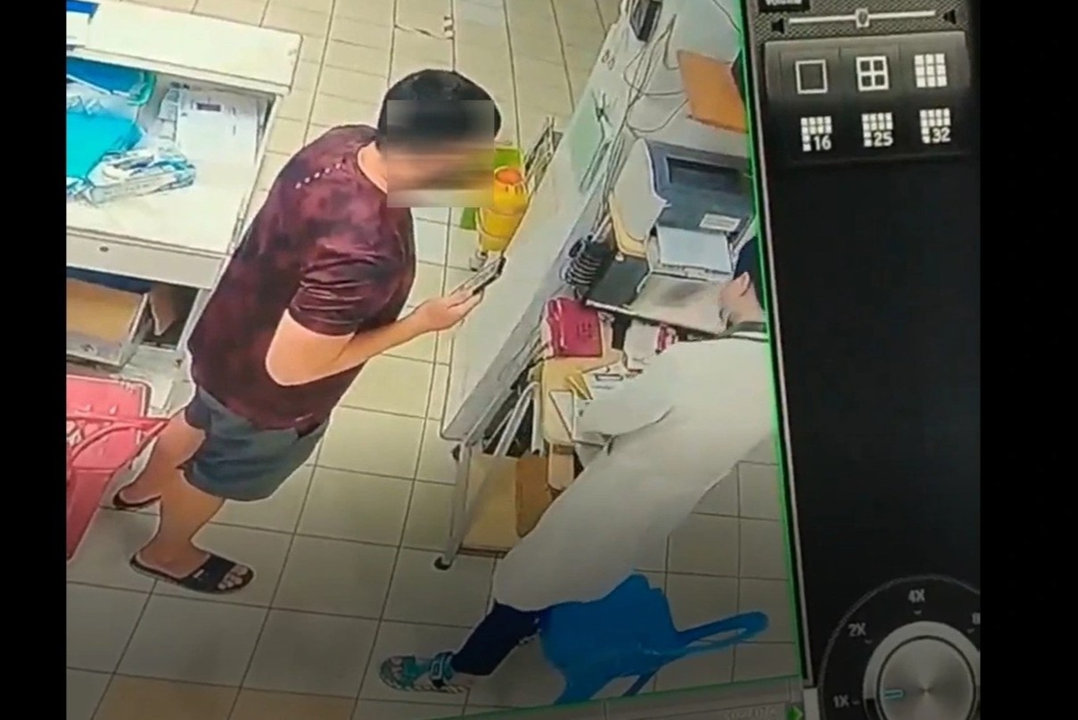 Nguoi nha benh nhi bop co bac si Benh vien Nhan dan Gia Dinh hinh anh