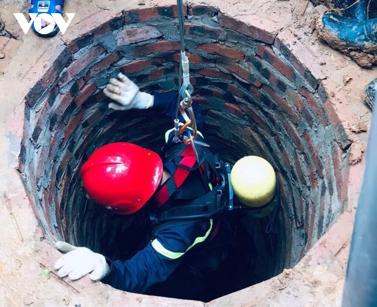 Nguoi phu nu tu vong duoi gieng sau anh 1