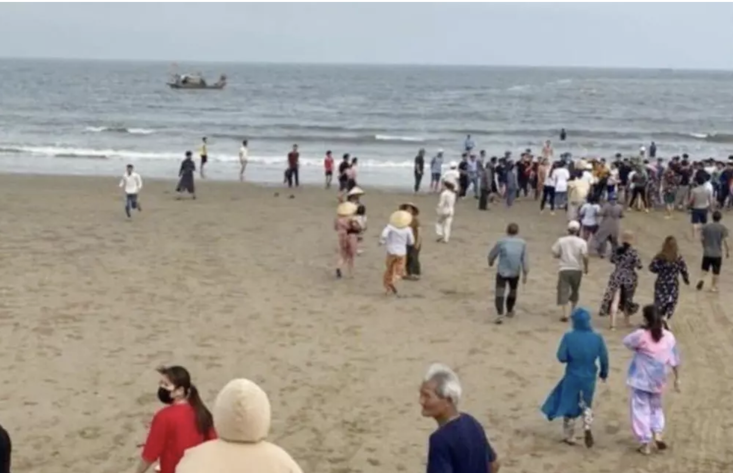 Bi thu phuong cuu nhieu em nho choi voi duoi bien anh 2