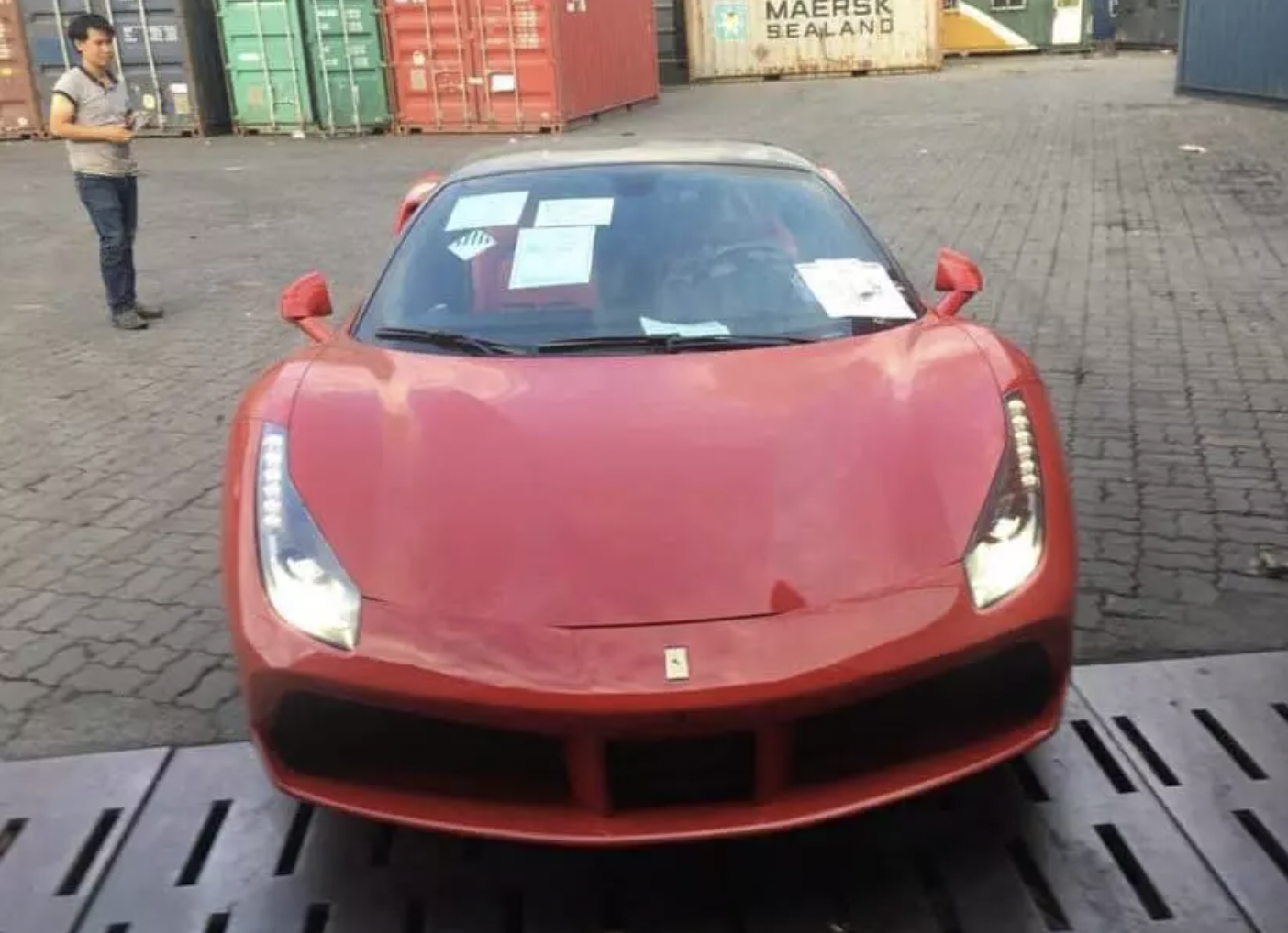 Dai gia Lao Cai muon mua sieu xe Ferrari bi tai nan o Ha Noi anh 2
