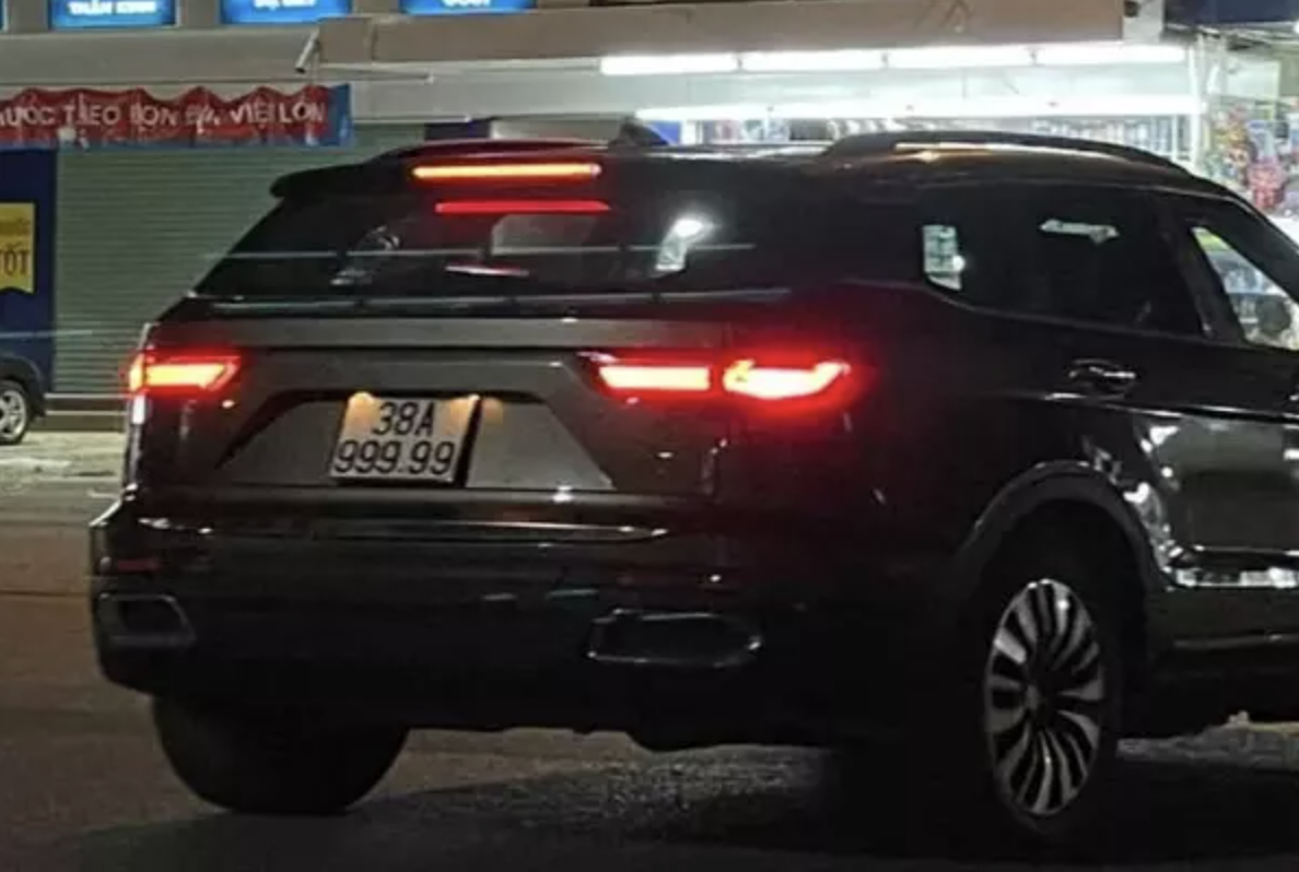 Oto bien gia ngu quy 9 ngang nhien luon pho Ha Tinh hinh anh