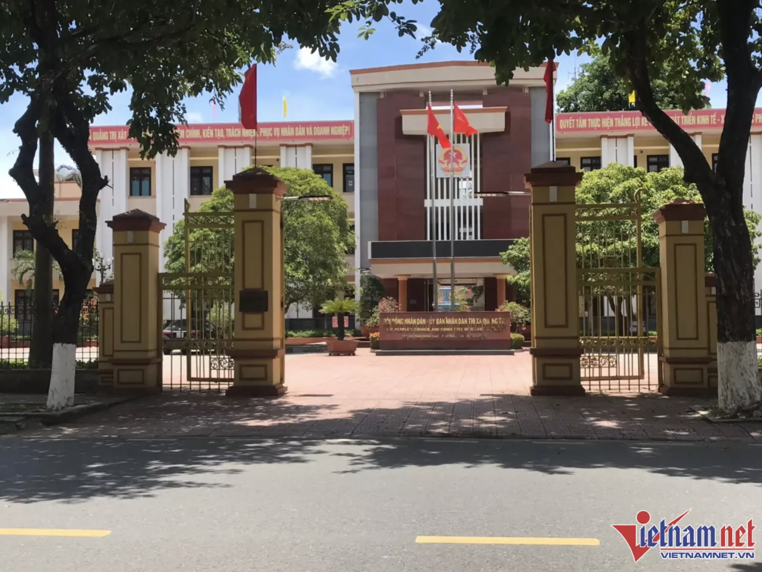 Chu tich thi xa Quang Tri bi to nhan tien doanh nghiep mua xe anh 1