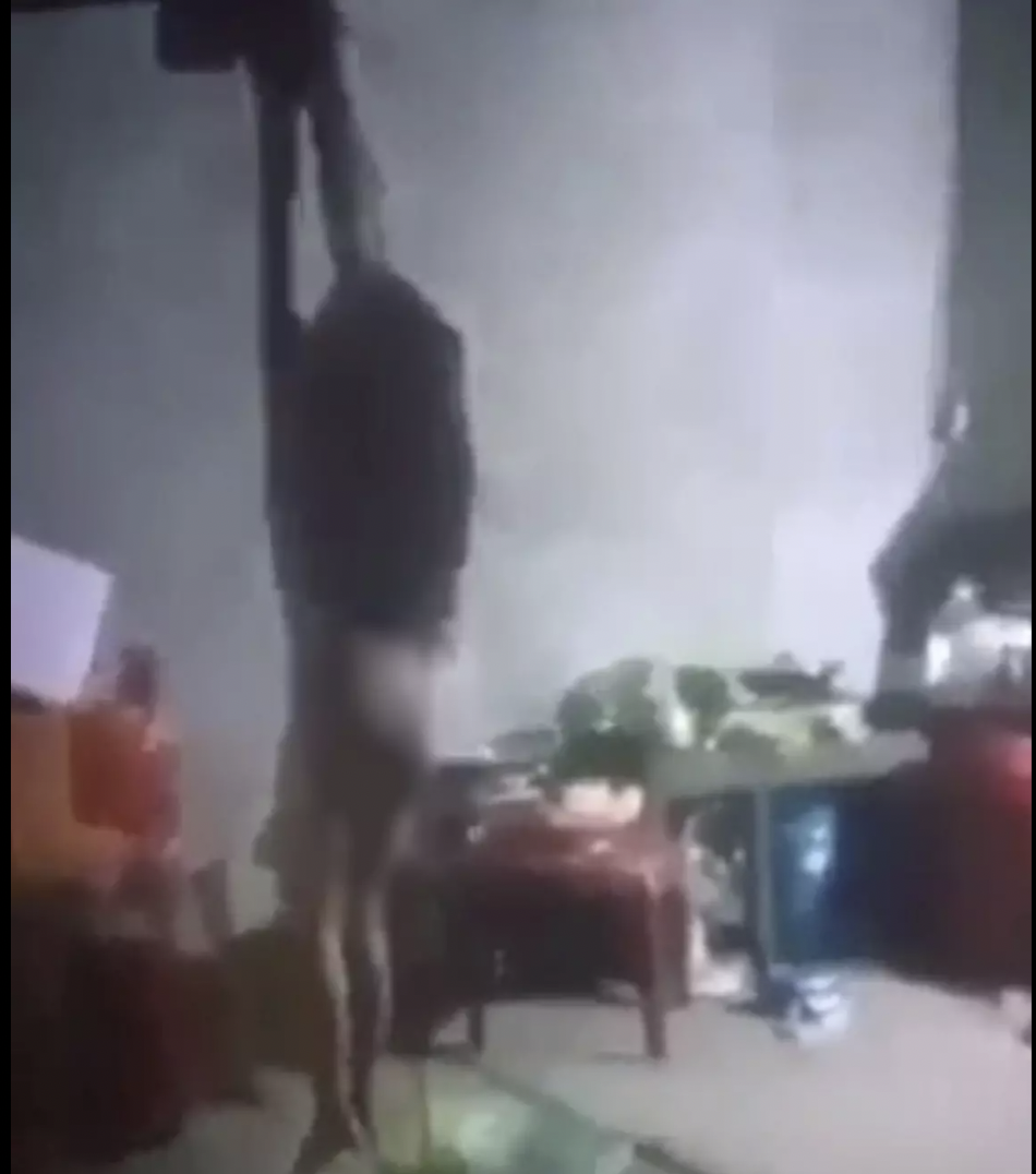 Be gai bi lot quan ao,  troi hai tay treo lo lung tren tran nha anh 1