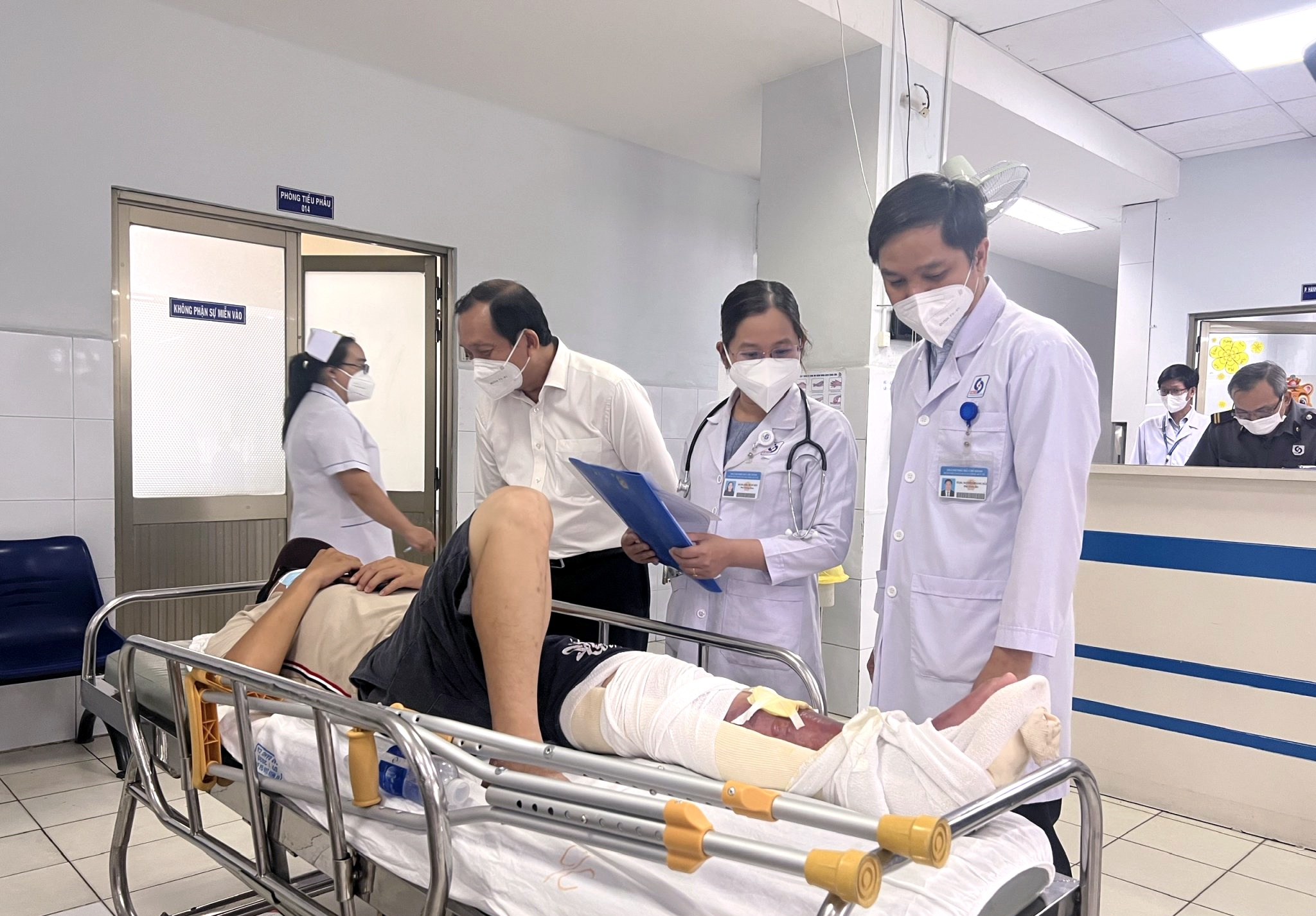 bac si bi hanh hung anh 2