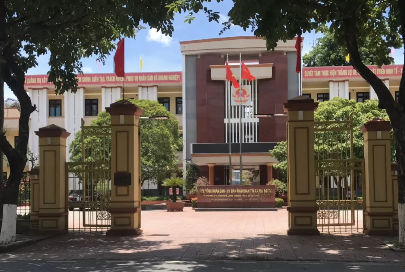 Chu tich thi xa Quang Tri bi to nhan tien doanh nghiep mua oto hinh anh