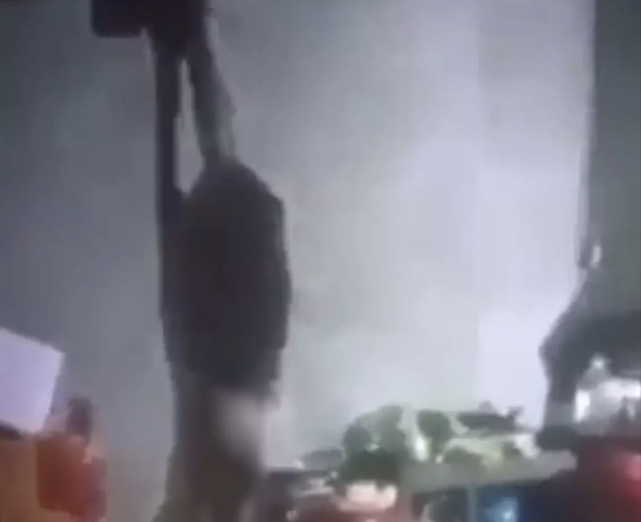 Be gai bi lot quan ao, troi hai tay treo lo lung tren tran nha hinh anh