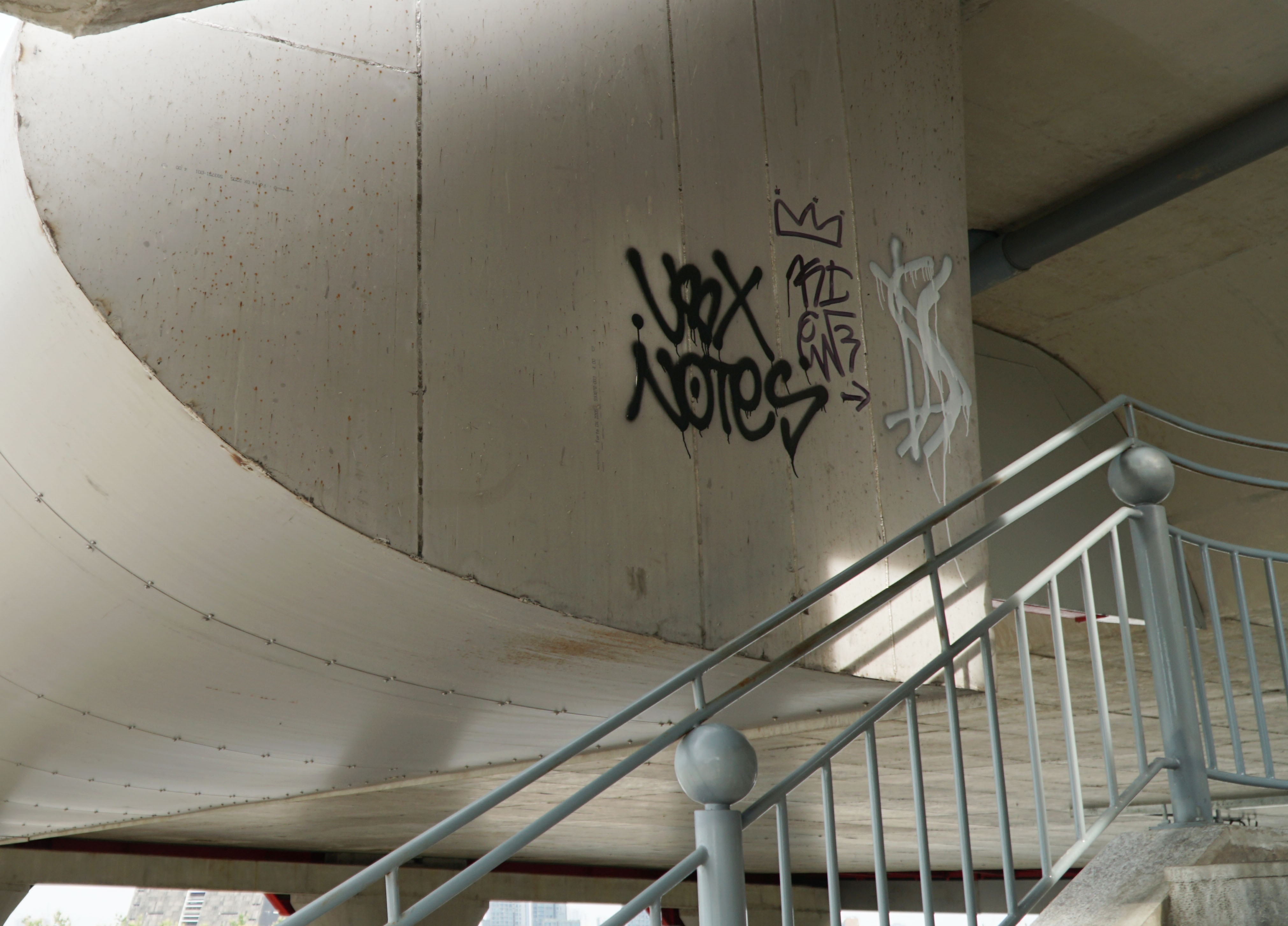 Cầu Thủ Thiêm 2 bị vẽ bậy ảnh 4 Cau Thu Thiem 2 bi ve bay anh 4