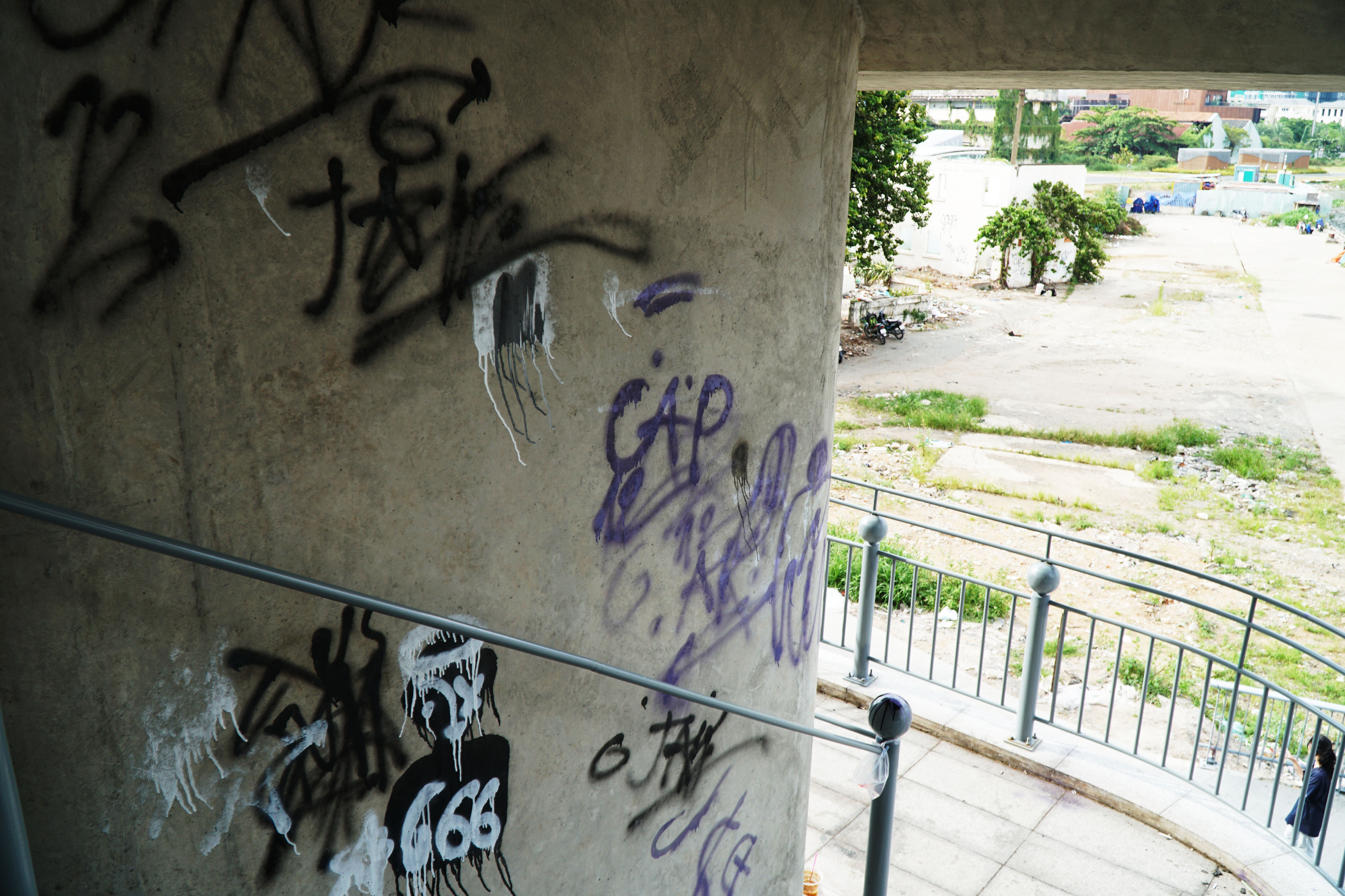 Cầu Thủ Thiêm 2 bị vẽ bậy ảnh 3 Cau Thu Thiem 2 bi ve bay anh 3