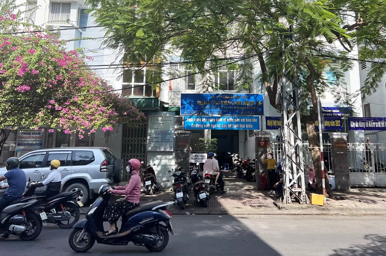 4 can bo CDC tinh Khanh Hoa bi ky luat hinh anh