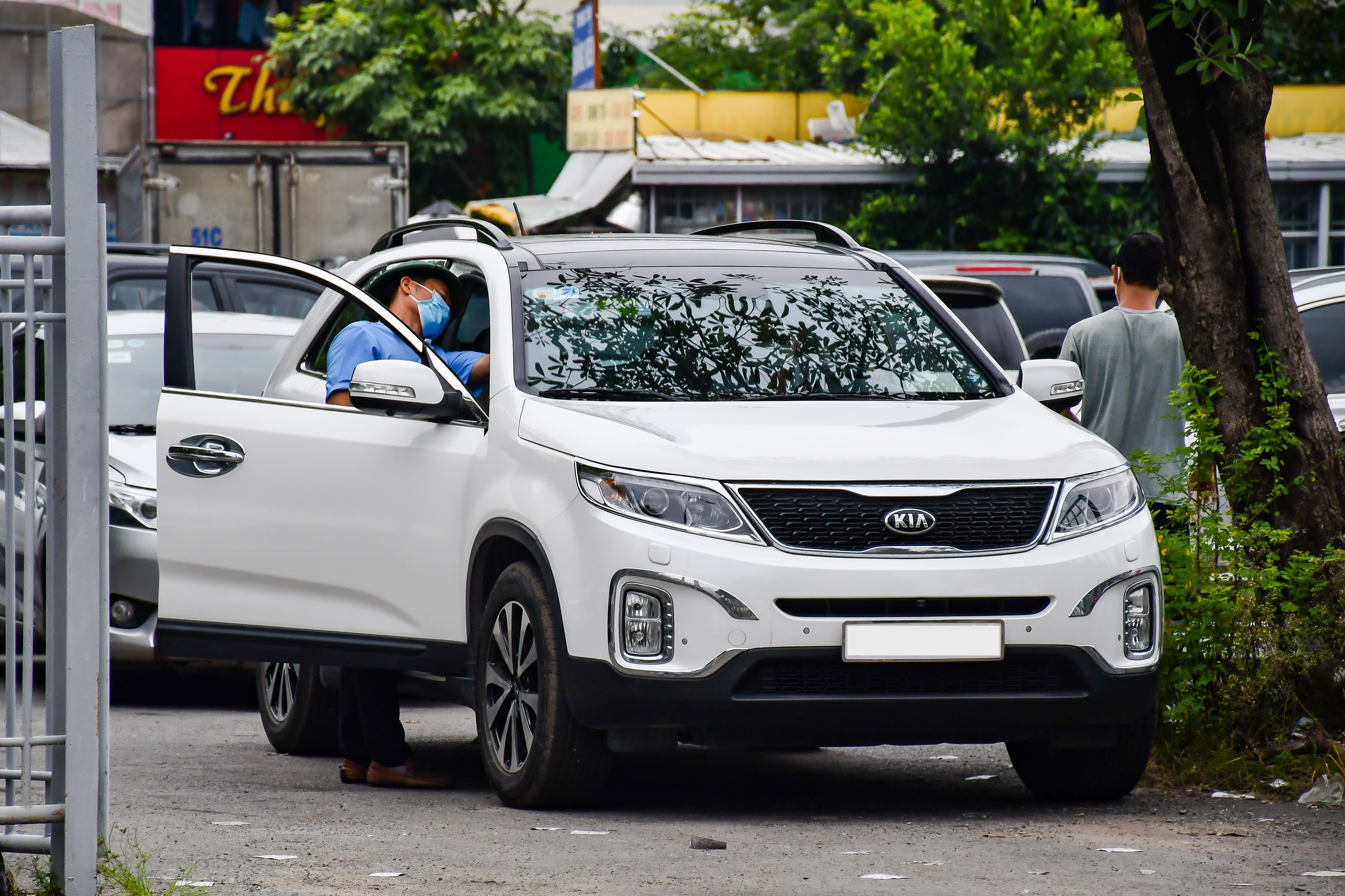 Buc xuc khi di dang kiem oto phai dong 50.000 dong 'phu thu' hinh anh