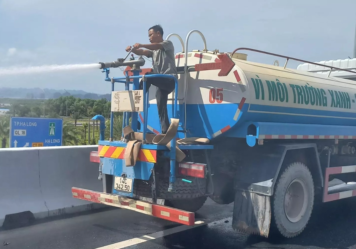 Xe container chay tren cao toc gap xe cho nuoc ung cuu hinh anh