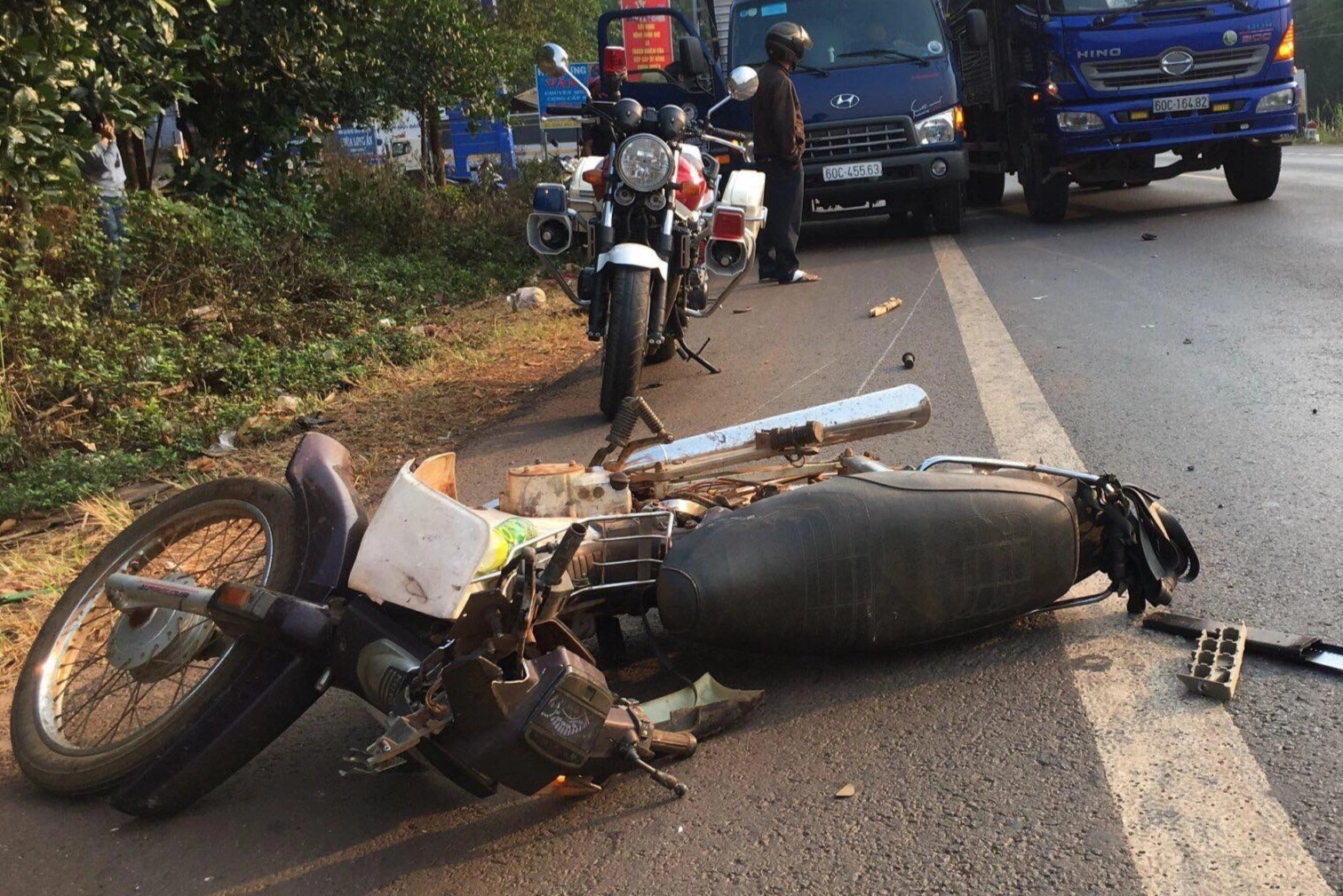 Xe tai lao doc cuon xe may vao gam, mot nguoi tu vong hinh anh