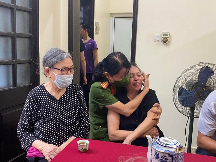 Me chien si hy sinh khoc ngat khi nhan tin con anh 1