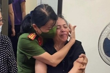 Me trung ta Dang Anh Quan: 'Nhin con nam do, toi chi biet om con khoc' hinh anh