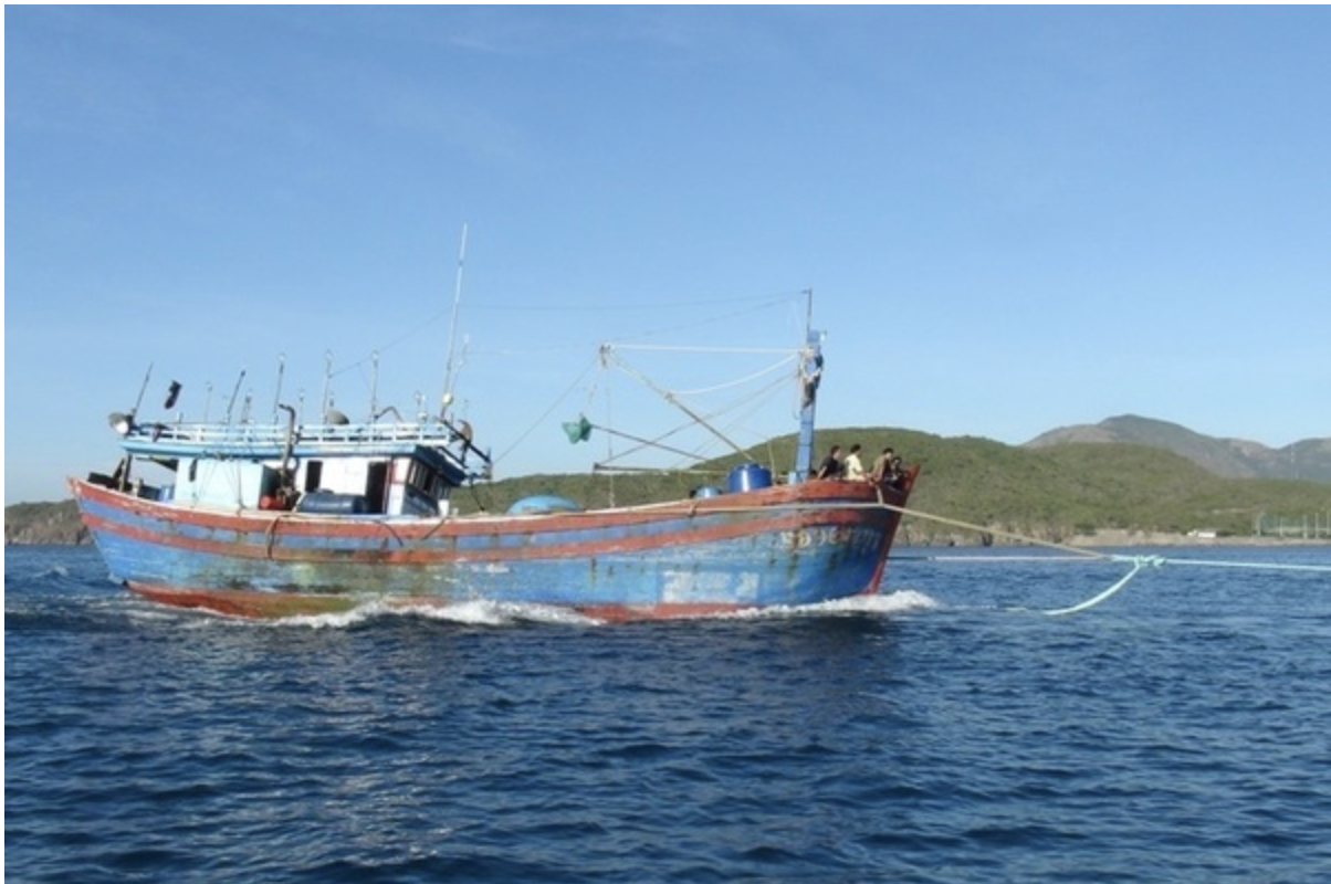 Vao bo tranh ap thap, 5 ngu dan mat lien lac tren bien hinh anh