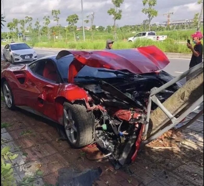 Dai gia Lao Cai muon mua sieu xe Ferrari bi tai nan o Ha Noi hinh anh