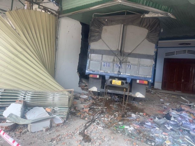 Xe tai va cham voi oto, tong sap loat nha dan hinh anh