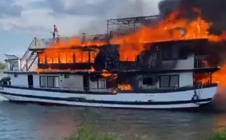 tau du lich boc chay anh 1