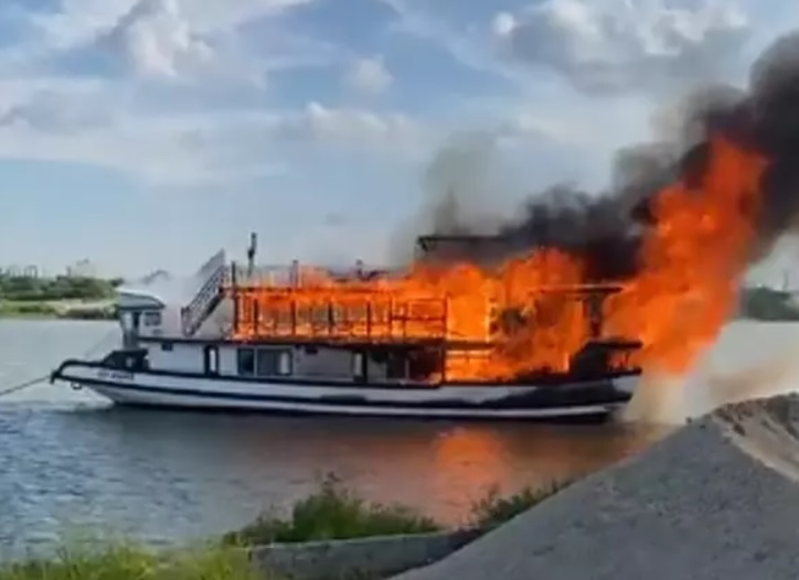 Tau du lich boc chay ngun ngut tren song hinh anh