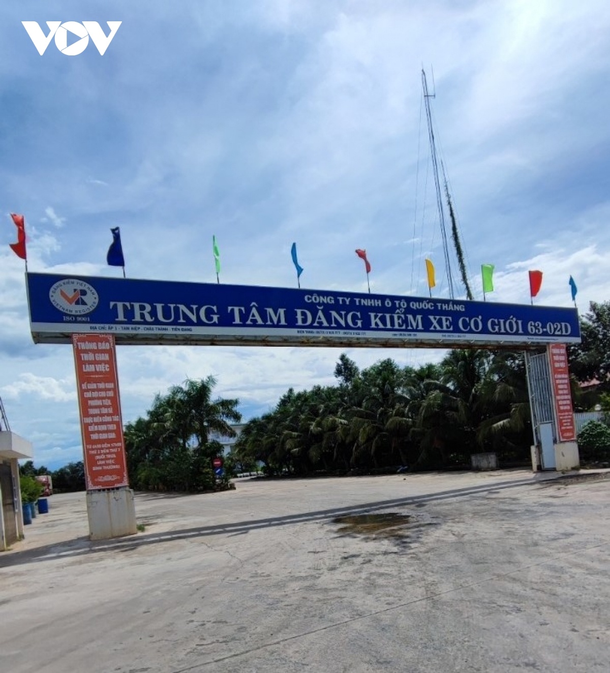 Buc xuc khi di dang kiem oto phai dong 50.000 dong 'phu thu' anh 1