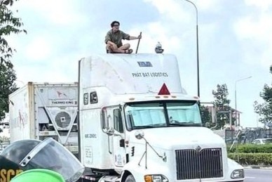 Nam thanh nien vao vai kiem khach, doi giao chien tai xe xe container hinh anh