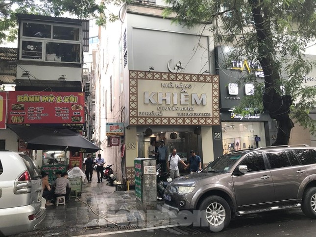 Nha hang bi phat 2 trieu vi nhan vien... khong cat mong tay anh 1