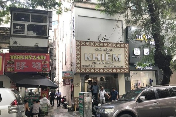 Nha hang o Ha Noi bi phat 2 trieu vi nhan vien... khong cat mong tay hinh anh