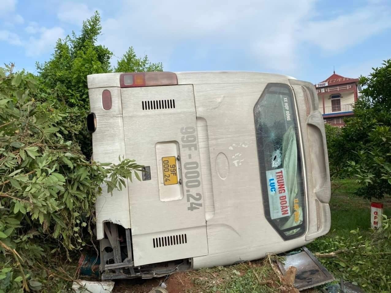 Lat xe khach cho 21 cong nhan hinh anh