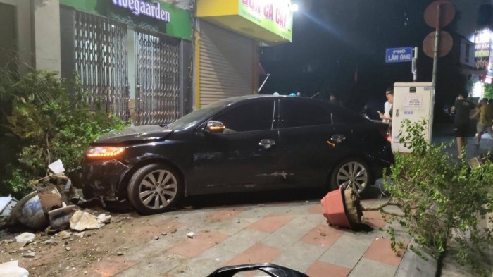 Tai xe quy goi sau khi gay tai nan khong co nong do con hinh anh