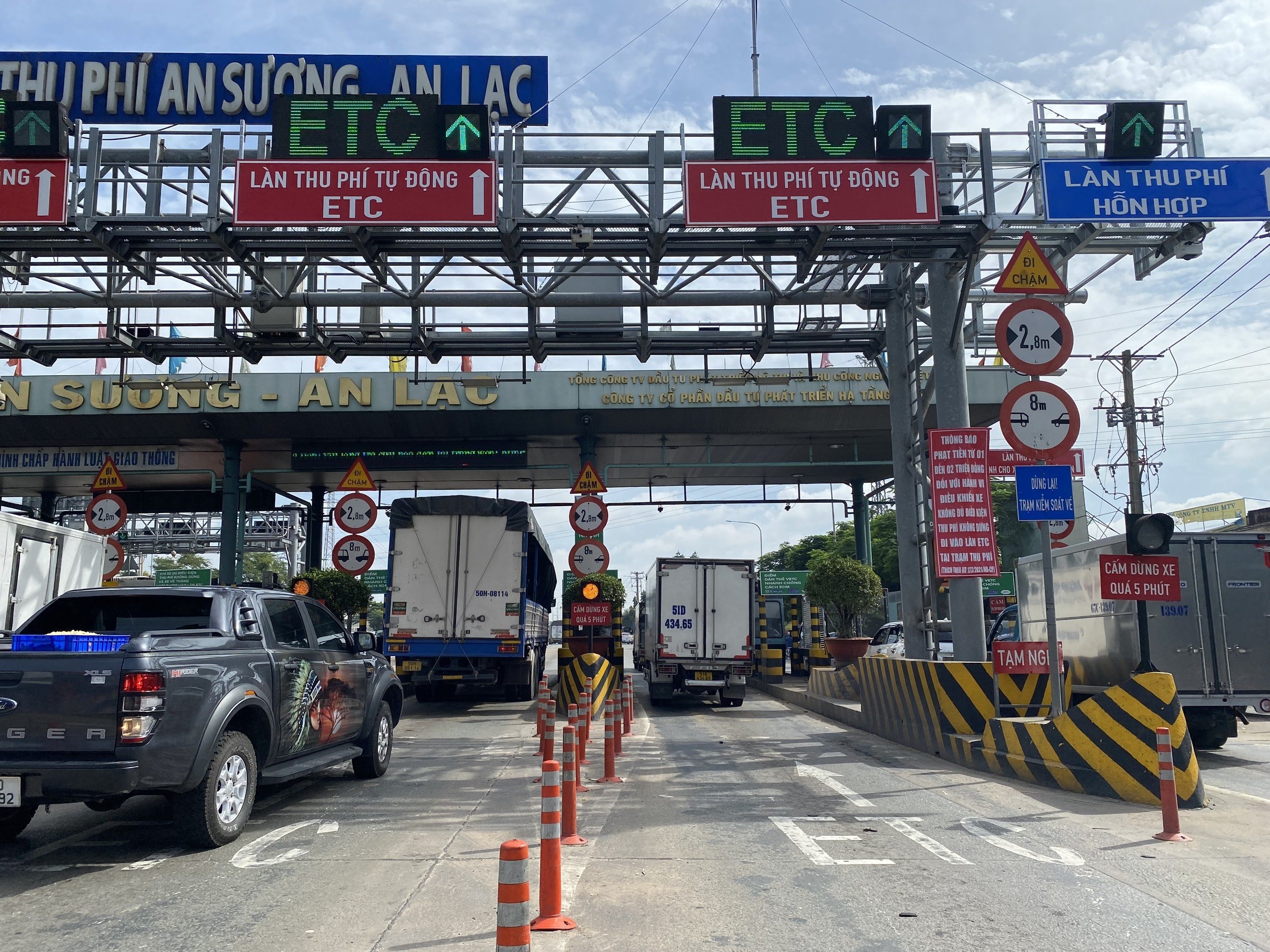 Un tac khi thu phi khong dung, tram An Suong mo them lan thu tien mat hinh anh