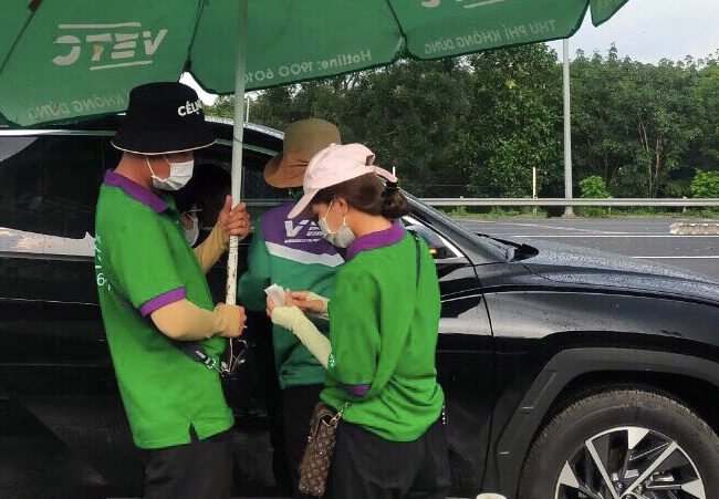 Tai xe 'dai co' doi dan the ETC o tram Long Phuoc vi mua lon hinh anh