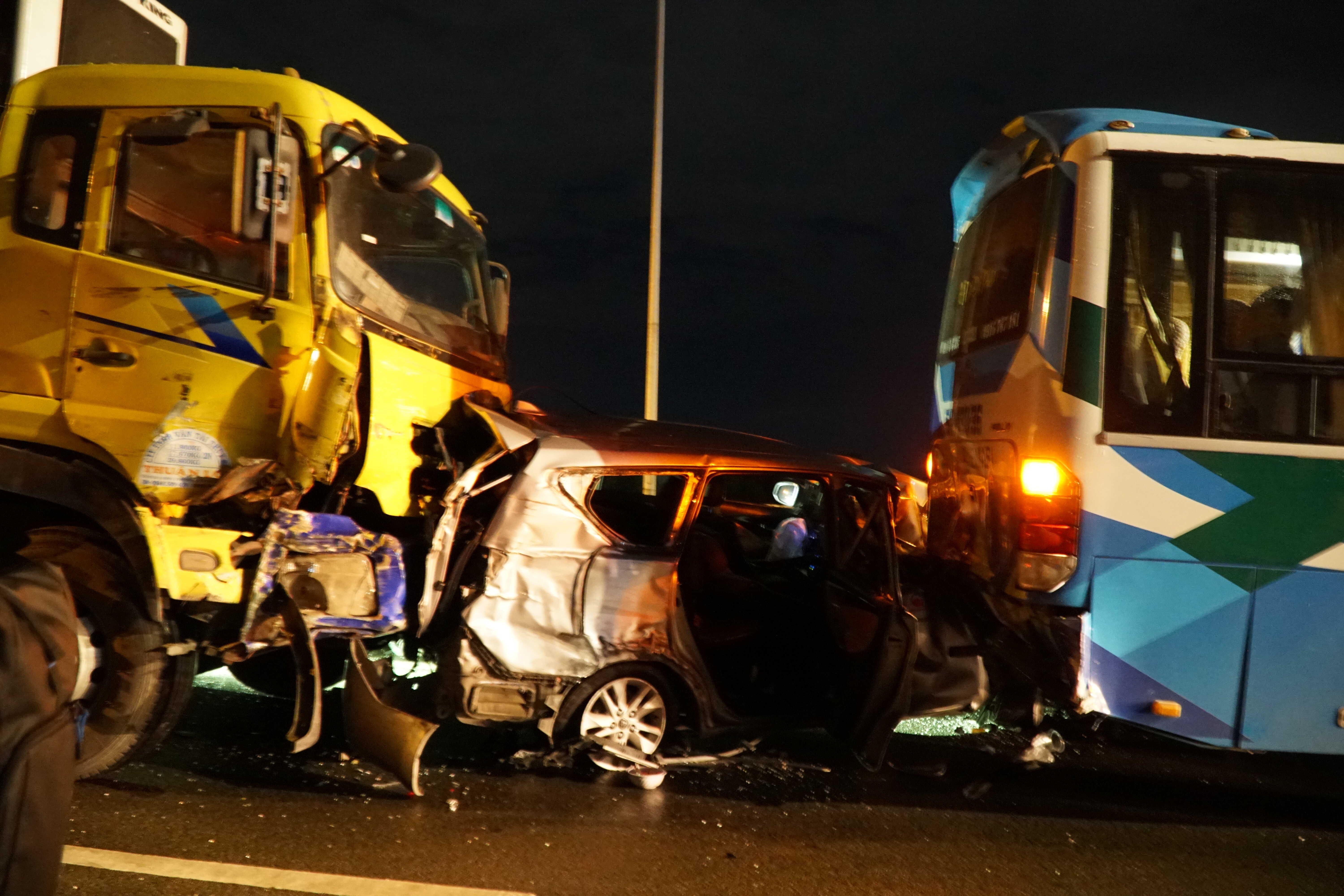 9 oto tong lien hoan tren cao toc TP.HCM - Long Thanh - Dau Giay hinh anh