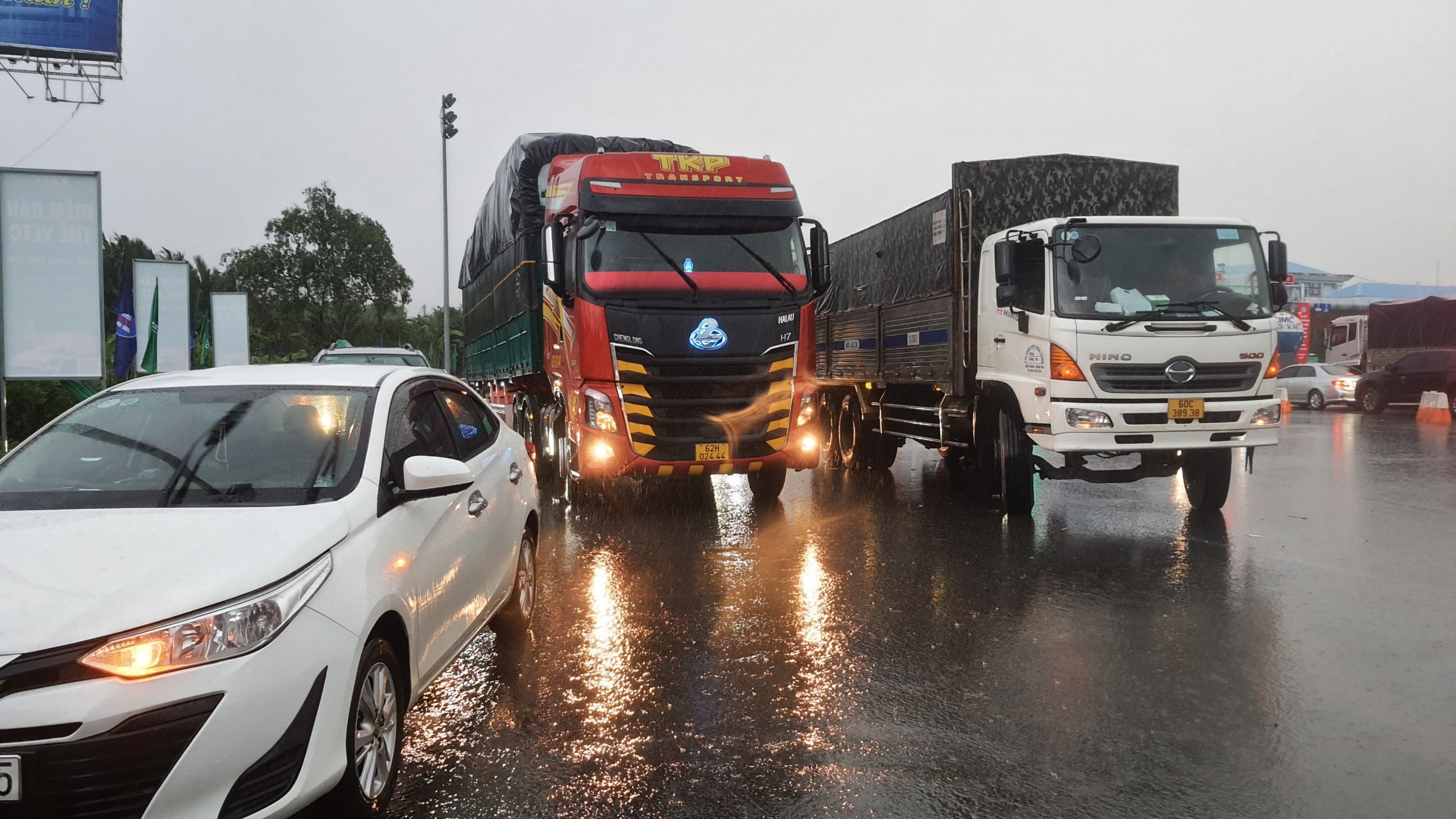 Mua lon khien hang chuc tai xe khong the dan the ETC anh 1