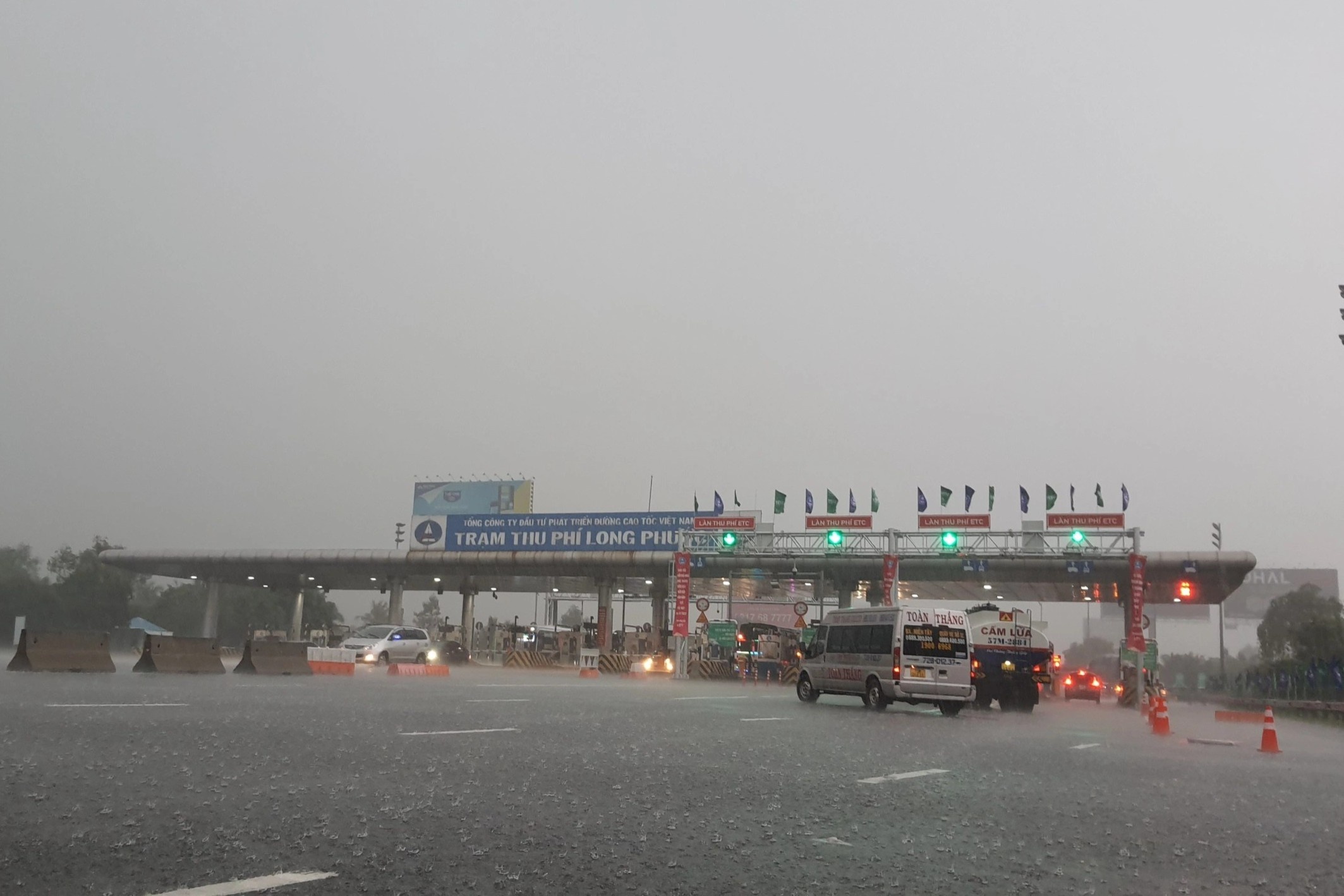 Mua lon khien hang chuc tai xe khong the dan the ETC anh 2