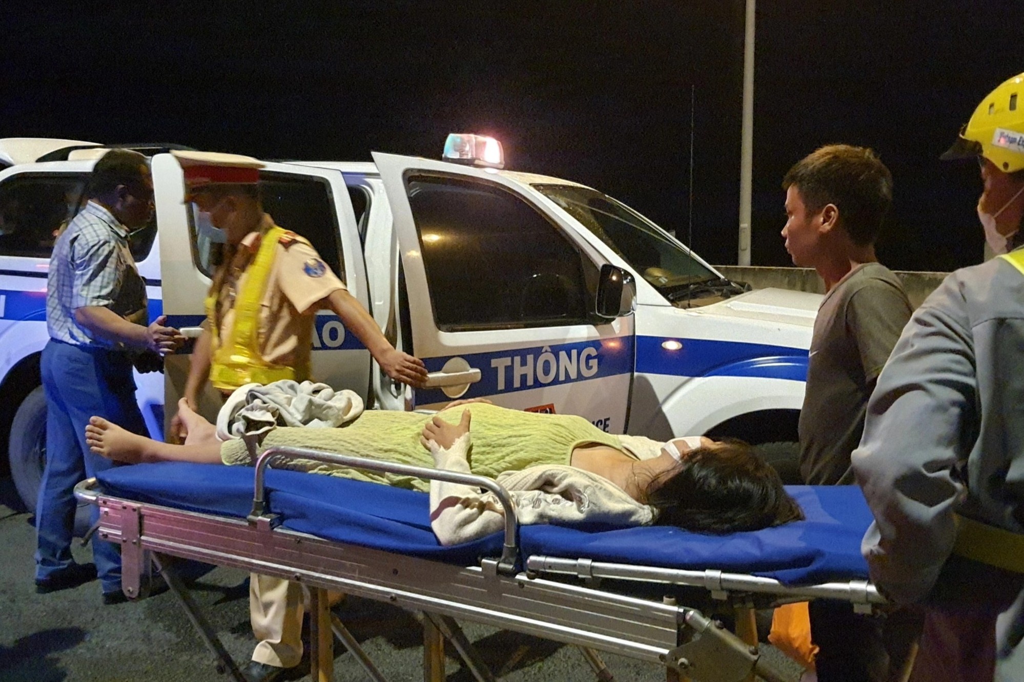 2 thai phu phai cap cuu sau vu tai nan lien hoan o cao toc Long Thanh hinh anh