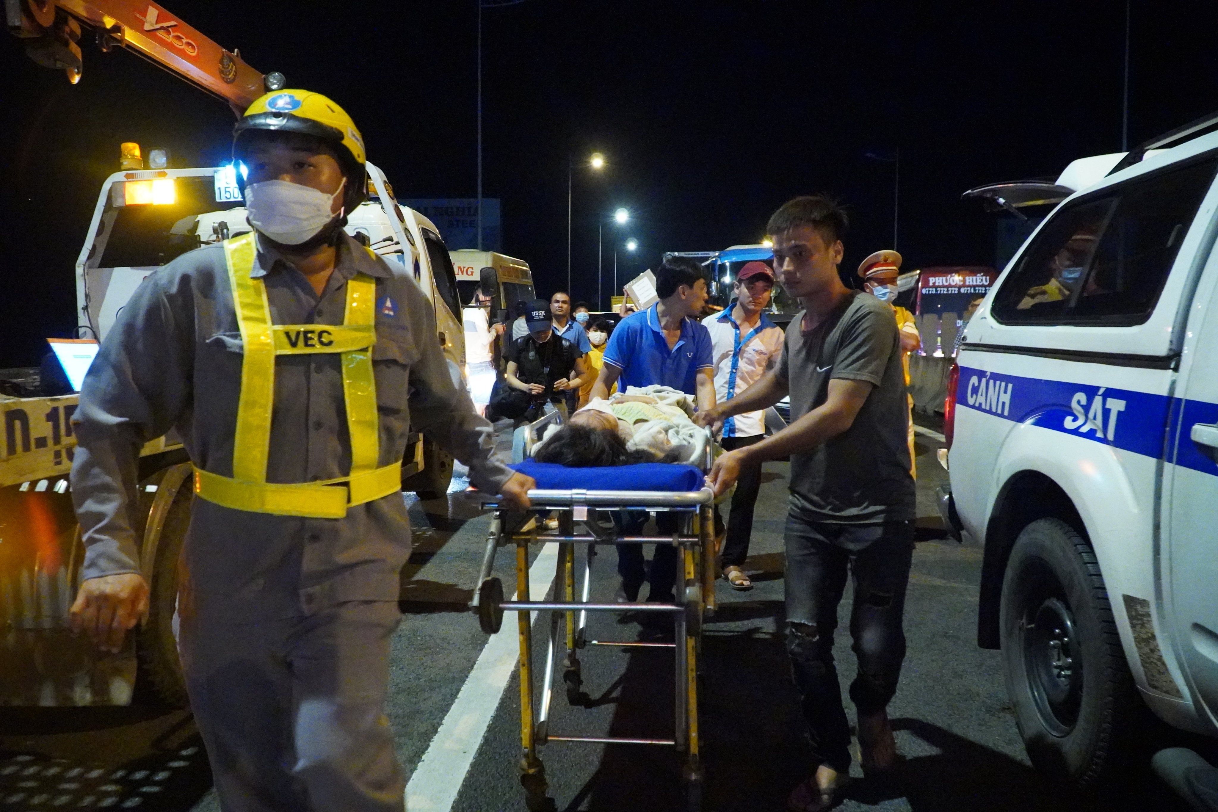 2 phu nu mang thai duoc cap cuu sau vu tai nan lien hoan tren cao toc anh 1