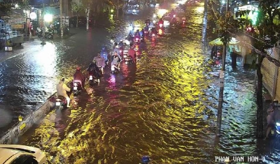 Nhieu tuyen duong TP.HCM ngap nang anh 1