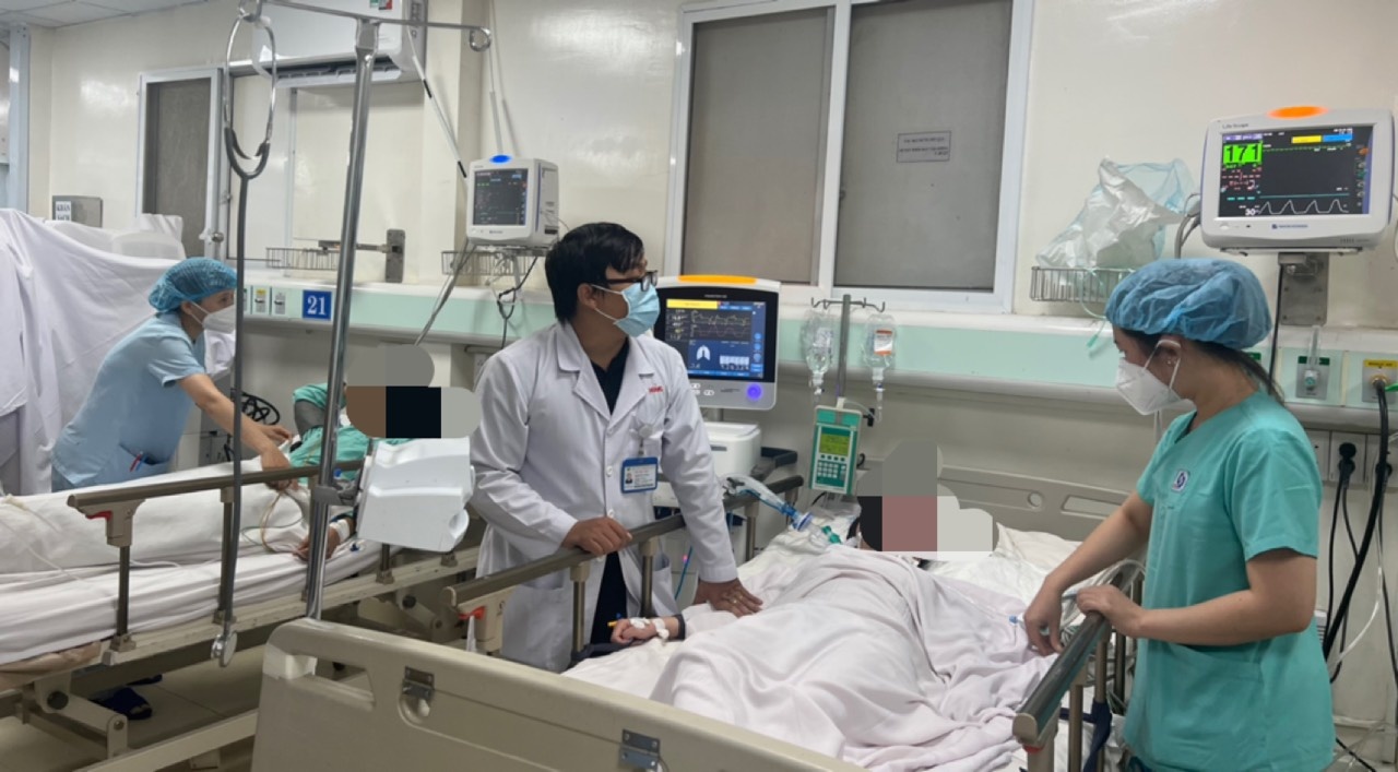 8 sinh viên ở TP.HCM ngộ độc rượu ảnh 2 8 sinh vien o TP.HCM ngo doc ruou anh 2
