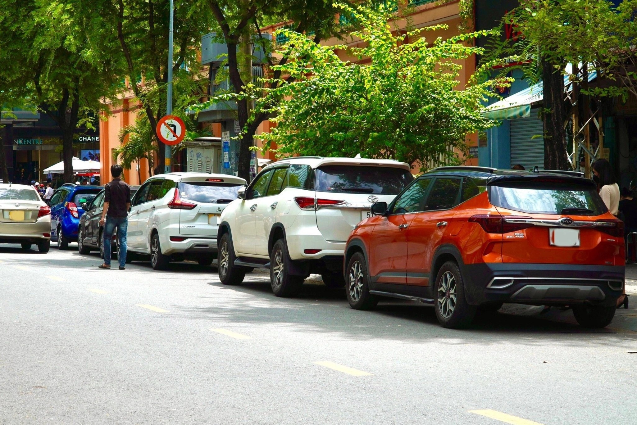 De xuat cho Cong ty TNXP tiep tuc thu phi do oto o long duong TP.HCM hinh anh